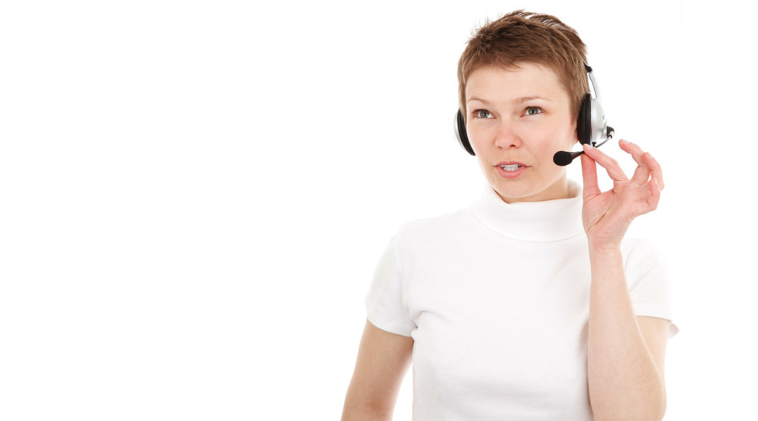 Symbolbild: Junge Dame mit Headset telefoniert