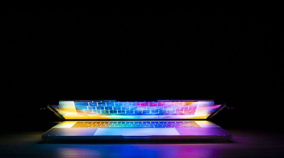 Symbolbild: Laptop mit beleuchteter Tastatur